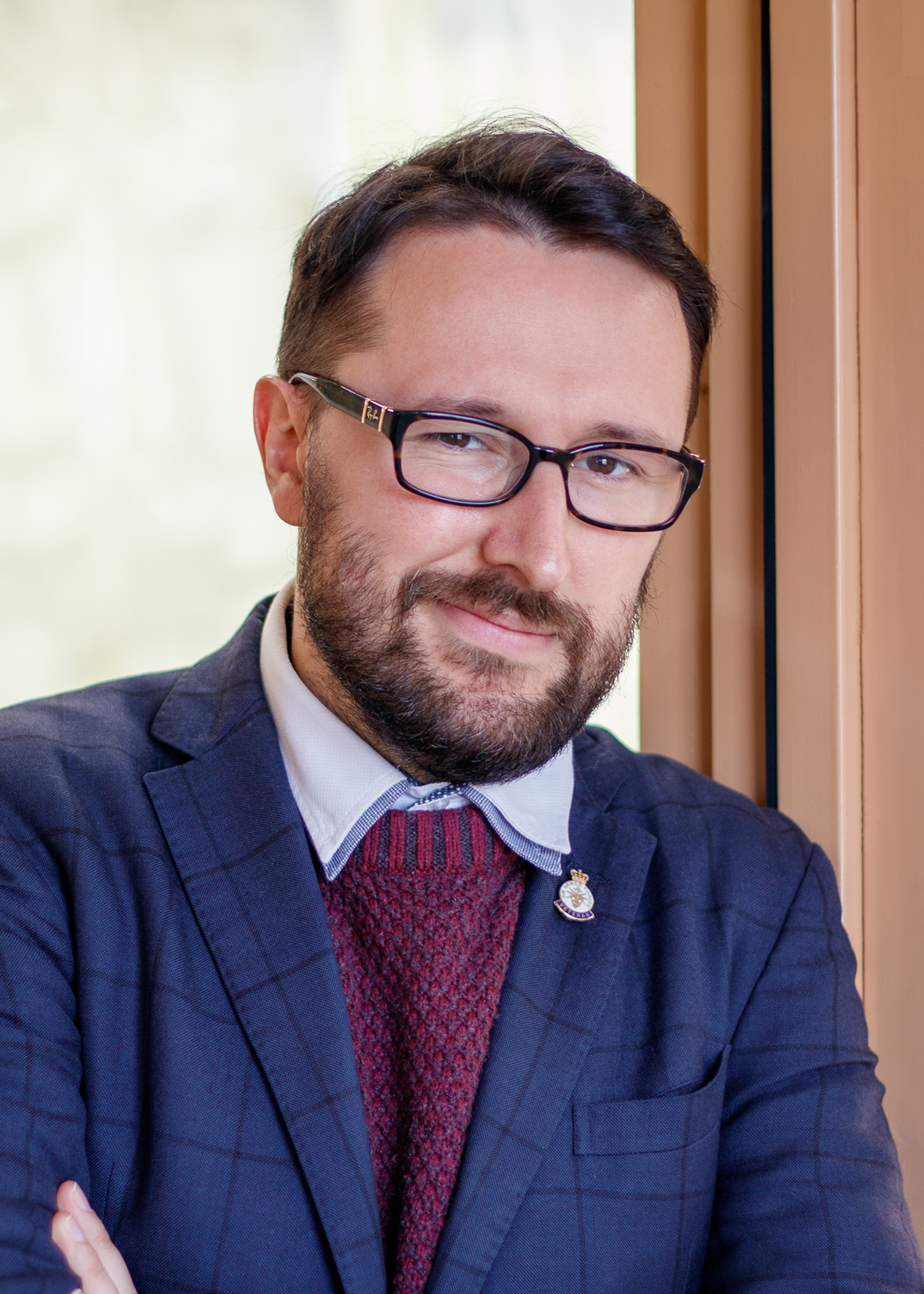 Top Scroll dapper gentleman